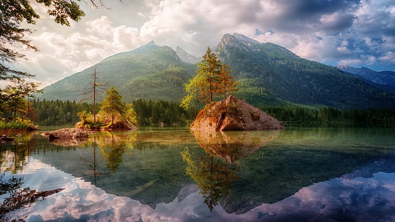 Lakeside Garden Oasis
